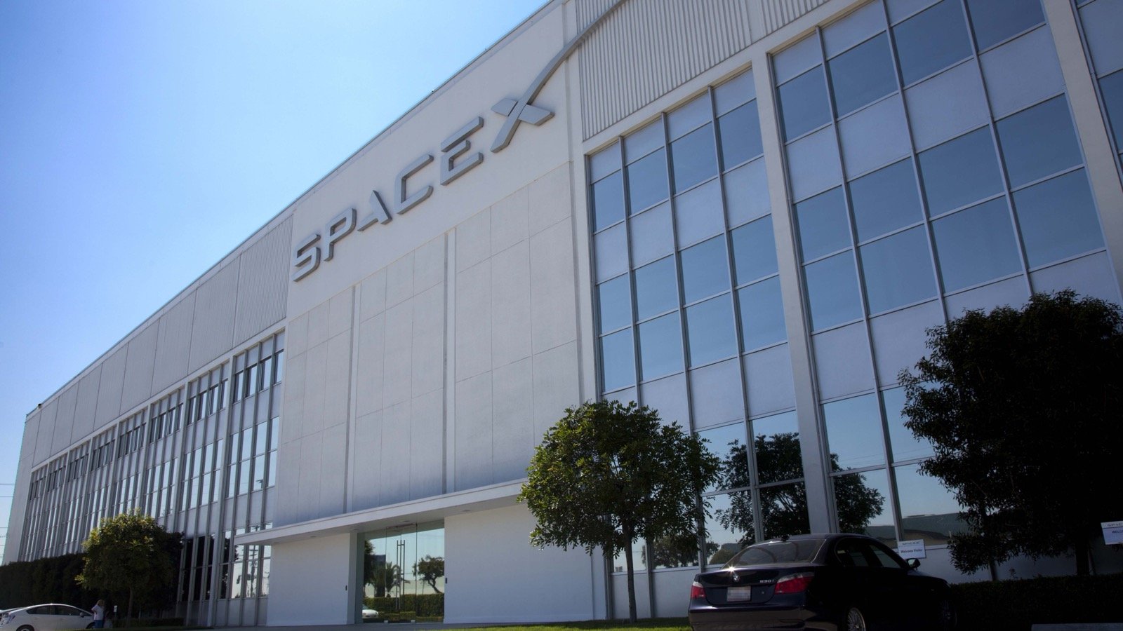 SpaceX Reportedly Showed Investors an AI Handset Prototype. Elon Musk Says That’s “Utterly False”
