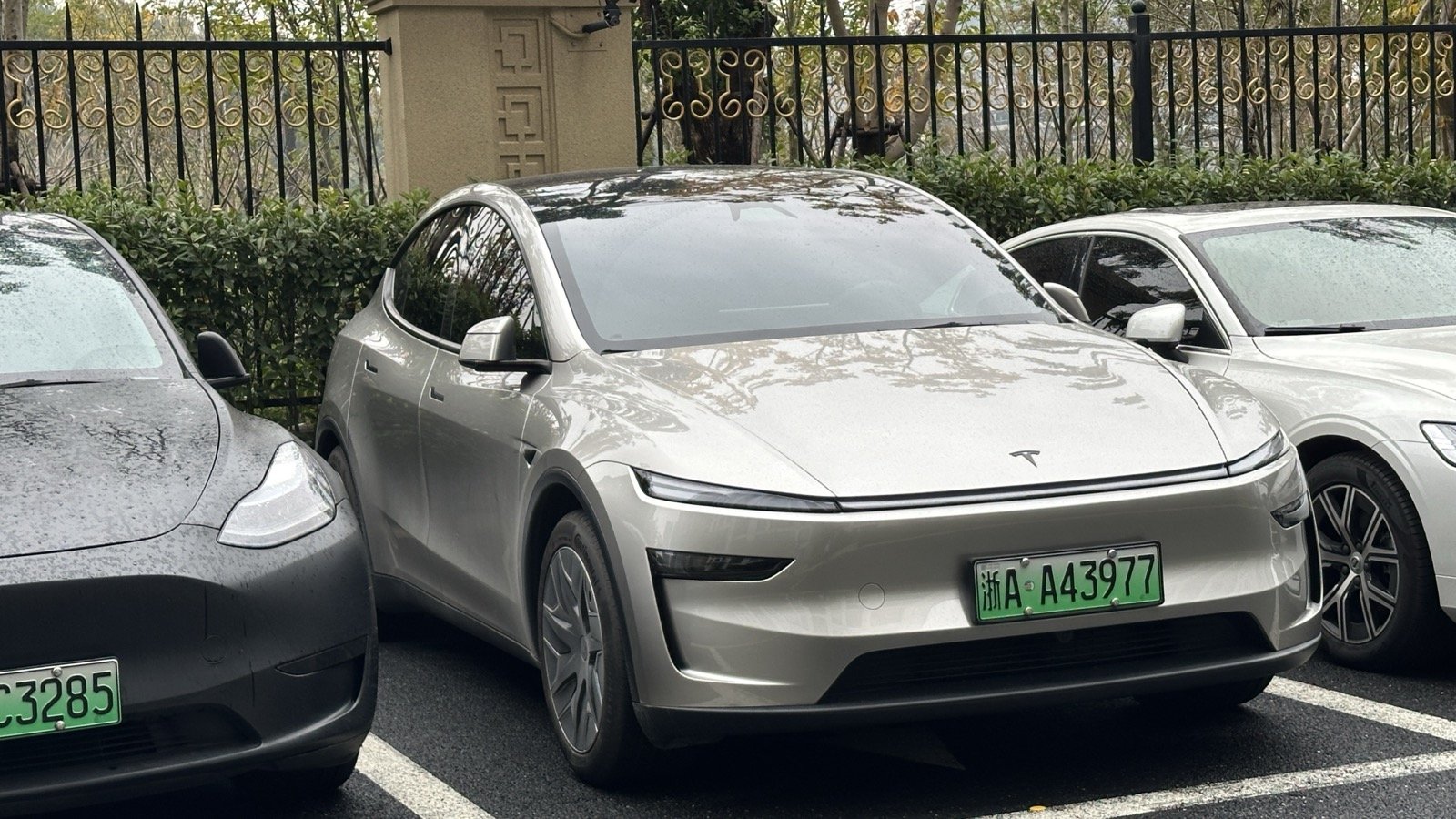Tesla Raises Model Y L’s EPA Estimate to 332 Miles—and 20-Inch Wheels Barely Dent It